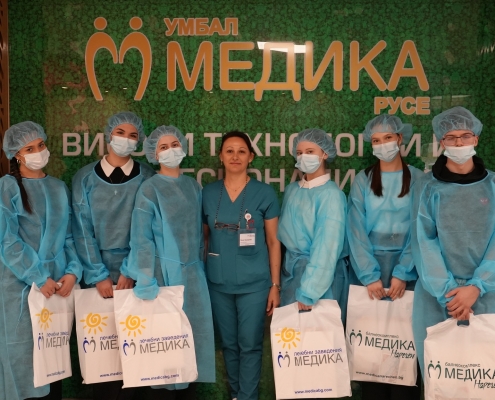 Младежи в Медика
